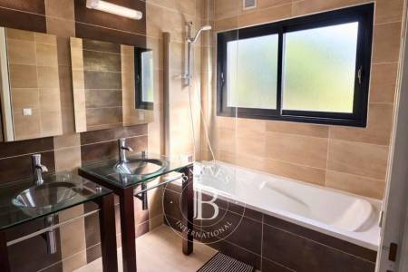 VILLA EN PREMIÈRE LIGNE AVEC VUE PANORAMIQUE ET PISCINE À GUJAN-MESTRAS