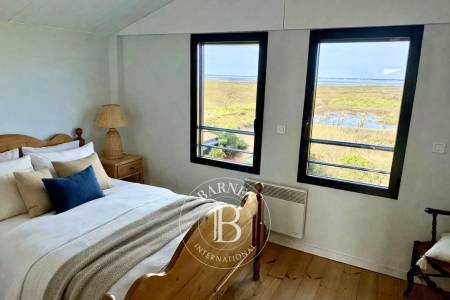 VILLA EN PREMIÈRE LIGNE AVEC VUE PANORAMIQUE ET PISCINE À GUJAN-MESTRAS