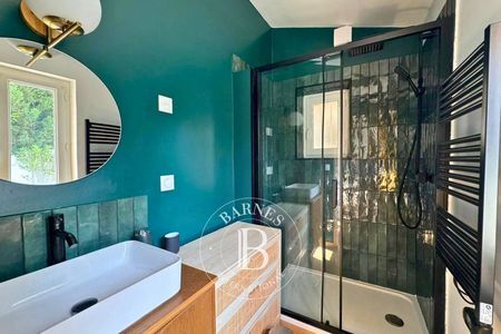 MAISON ENTIÈREMENT RÉNOVÉE AVEC DEUX PAVILLONS D'INVITÉS PROCHE PLAGE PEREIRE