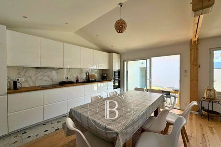 MAISON ENTIÈREMENT RÉNOVÉE AVEC DEUX PAVILLONS D'INVITÉS PROCHE PLAGE PEREIRE