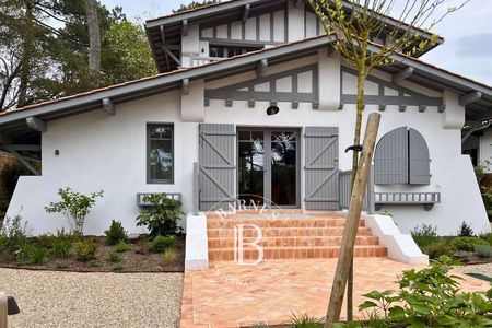 Jardin paysager avec piscine et cabanon, parfait pour profiter du Pyla-sur-Mer.