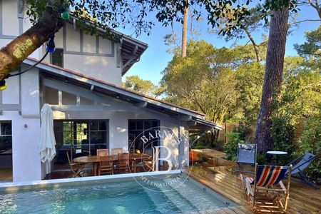 Séjour lumineux avec terrasse, vue sur le Bassin d’Arcachon et quartier de la Corniche.