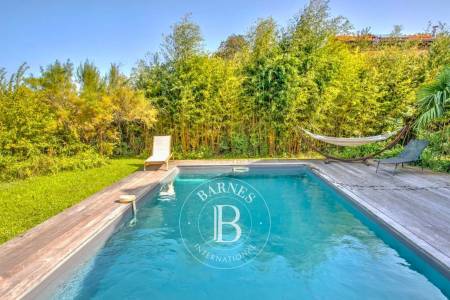 VILLA EN PREMIÈRE LIGNE AVEC VUE PANORAMIQUE ET PISCINE À GUJAN-MESTRAS