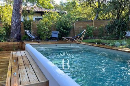 Chambre en rez-de-chaussée avec salle d’eau attenante, idéale pour un confort optimal.