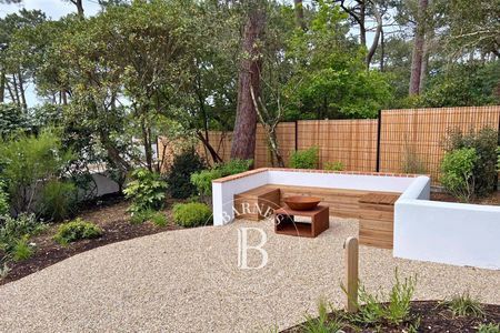 Terrasse plein ouest à l’étage offrant une vue exceptionnelle sur la mer et le Bassin d’Arcachon.