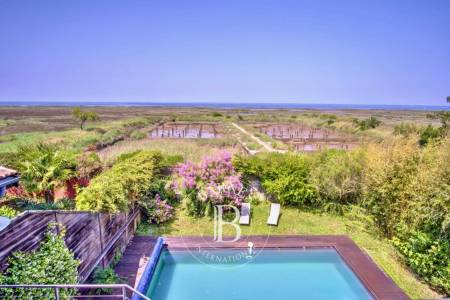 VILLA EN PREMIÈRE LIGNE AVEC VUE PANORAMIQUE ET PISCINE À GUJAN-MESTRAS