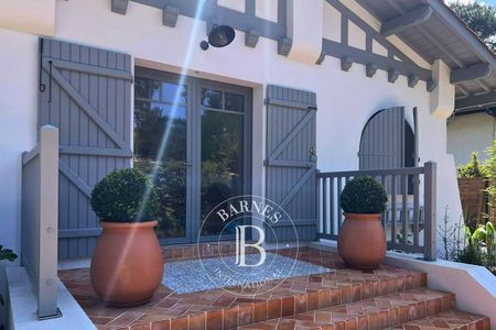 Maison traditionnelle rénovée à Pyla-sur-Mer avec piscine et jardin paysager, au cœur du Bassin d’Arcachon.