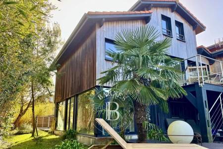 VILLA EN PREMIÈRE LIGNE AVEC VUE PANORAMIQUE ET PISCINE À GUJAN-MESTRAS