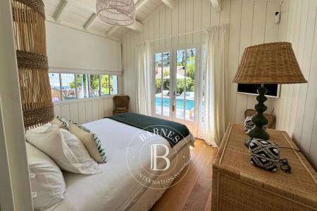 VILLA DE QUATRE CHAMBRES TOUTES AVEC SALLE D'EAU A VENDRE PIRAILLAN 