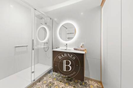 appartement première ligne rénové avec terrasse et vue Bassin