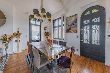 salon lumineux avec hauteur sous plafond Bassin d’Arcachon