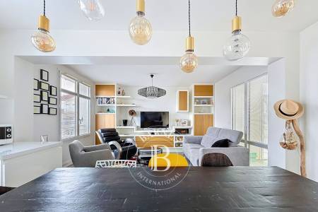APPARTEMENT EN DERNIER ETAGE D'UNE RESIDENCE EN PREMIERE LIGNE AVEC SUPERBE TERRASSE VUE BASSIN