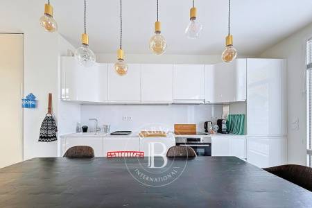 EXCLUSIVITE - APPARTEMENT EN DERNIER ETAGE D'UNE RESIDENCE EN PREMIERE LIGNE AVEC SUPERBE TERRASSE VUE BASSIN