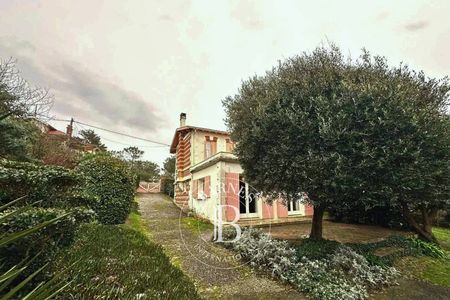 Grange avec charpente apparente offrant de nombreuses possibilités agence immobilière