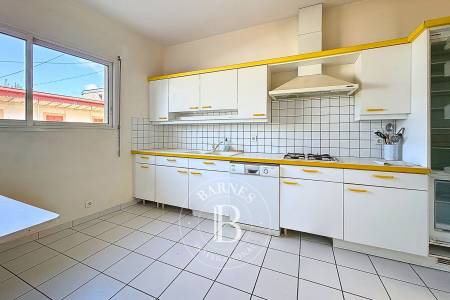 MAISON FAMILIALE AVEC 4 CHAMBRES, JARDIN ET GARAGE EN VILLE D’ÉTÉ À ARCACHON