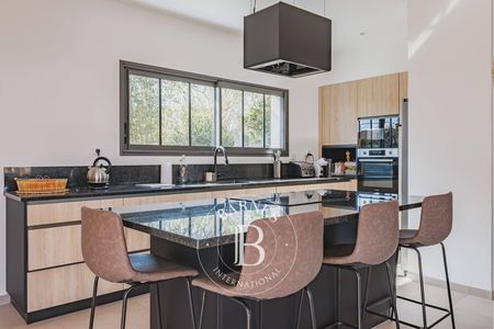 Cuisine équipée et aménagée dans une maison moderne