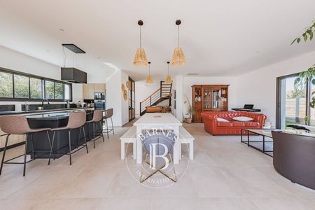 Salon spacieux et lumineux avec grande baie vitrée