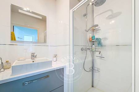APPARTEMENT EN DERNIER ETAGE D'UNE RESIDENCE EN PREMIERE LIGNE AVEC SUPERBE TERRASSE VUE BASSIN