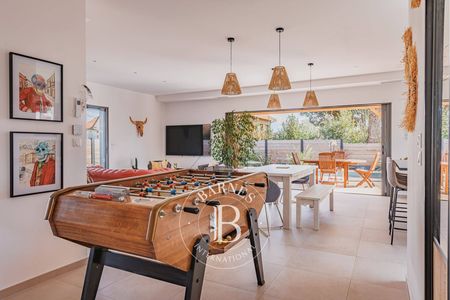 Grande terrasse couverte avec espace repas extérieur