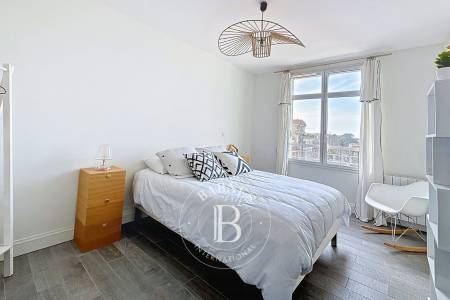 APPARTEMENT EN DERNIER ETAGE D'UNE RESIDENCE EN PREMIERE LIGNE AVEC SUPERBE TERRASSE VUE BASSIN