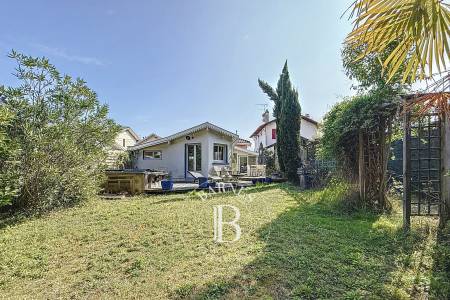 jardin arboré avec terrasse et jacuzzi à Arcachon
