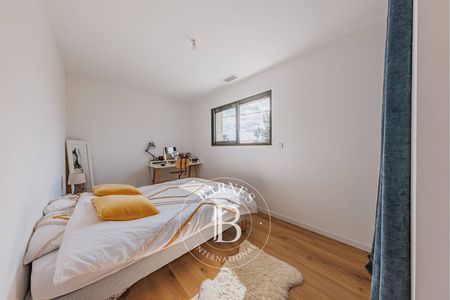 Jardin arboré autour d’une villa contemporaine