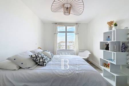 APPARTEMENT EN DERNIER ETAGE D'UNE RESIDENCE EN PREMIERE LIGNE AVEC SUPERBE TERRASSE VUE BASSIN