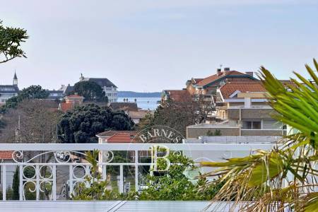 APPARTEMENT EN DERNIER ETAGE D'UNE RESIDENCE EN PREMIERE LIGNE AVEC SUPERBE TERRASSE VUE BASSIN