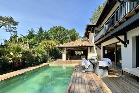 VILLA NEUVE D'EXCEPTION AUX ABATILLES AVEC PISCINE ET JACUZZI