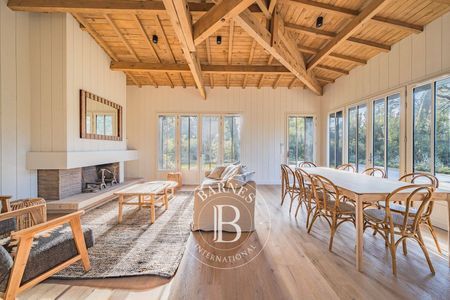 VILLA EN BOIS AVEC PISCINE DANS LE CENTRE DU CAP FERRET