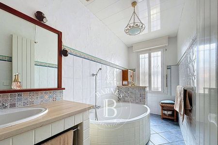 Jardin arboré sur une parcelle de 550 m² à Arcachon