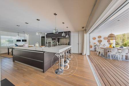 chambre avec vue forêt et salle de douche