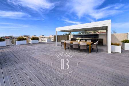 APPARTEMENT EN DERNIER ETAGE D'UNE RESIDENCE EN PREMIERE LIGNE AVEC SUPERBE TERRASSE VUE BASSIN