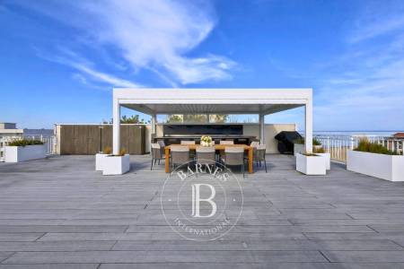 APPARTEMENT EN DERNIER ETAGE D'UNE RESIDENCE EN PREMIERE LIGNE AVEC SUPERBE TERRASSE VUE BASSIN