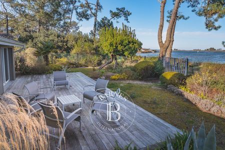 VILLA PREMIÈRE LIGNE À VENDRE BASSIN