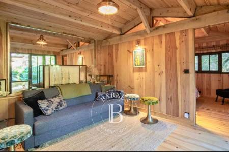 PROPRIÉTÉ AVEC DÉPENDANCES ET PISCINE DANS LE VILLAGE L’HERBE, SUR LA PRESQU’ÎLE DU CAP FERRET
