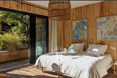 PROPRIÉTÉ AVEC DÉPENDANCES ET PISCINE DANS LE VILLAGE L’HERBE, SUR LA PRESQU’ÎLE DU CAP FERRET