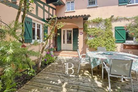 MAISON ARCACHONNAISE AVEC DÉPENDANCES EN VILLE D’AUTOMNE À ARCACHON