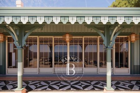 Pièce de vie lumineuse avec mezzanine et cuisine ouverte immobilier de luxe