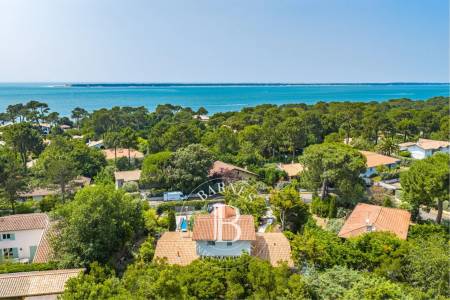 VILLA AVEC PISCINE ET VUE BASSIN, VASTE PARCELLE ET PLAGE À PIED AU PYLA-SUR-MER