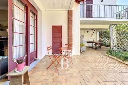 Salon lumineux et salle à manger avec cheminée – immobilier de prestige Arcachon