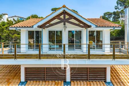 VILLA AVEC PISCINE ET VUE BASSIN, VASTE PARCELLE ET PLAGE À PIED AU PYLA-SUR-MER