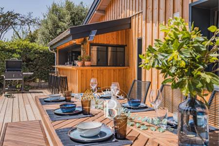 ENSEMBLE DE DEUX MAISONS RÉNOVÉES AU PIED DES DUNES AU CAP FERRET