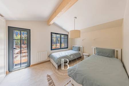 ENSEMBLE DE DEUX MAISONS RÉNOVÉES AU PIED DES DUNES AU CAP FERRET