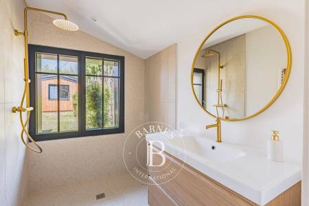 ENSEMBLE DE DEUX MAISONS RÉNOVÉES AU PIED DES DUNES AU CAP FERRET