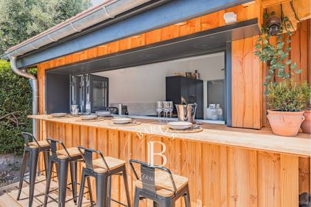ENSEMBLE DE DEUX MAISONS RÉNOVÉES AU PIED DES DUNES AU CAP FERRET