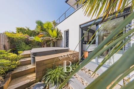 grande pièce de vie lumineuse avec cheminée