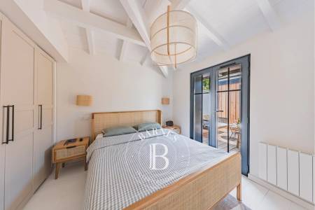 ENSEMBLE DE DEUX MAISONS RÉNOVÉES AU PIED DES DUNES AU CAP FERRET