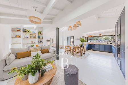 ENSEMBLE DE DEUX MAISONS RÉNOVÉES AU PIED DES DUNES AU CAP FERRET