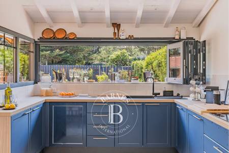 ENSEMBLE DE DEUX MAISONS RÉNOVÉES AU PIED DES DUNES AU CAP FERRET